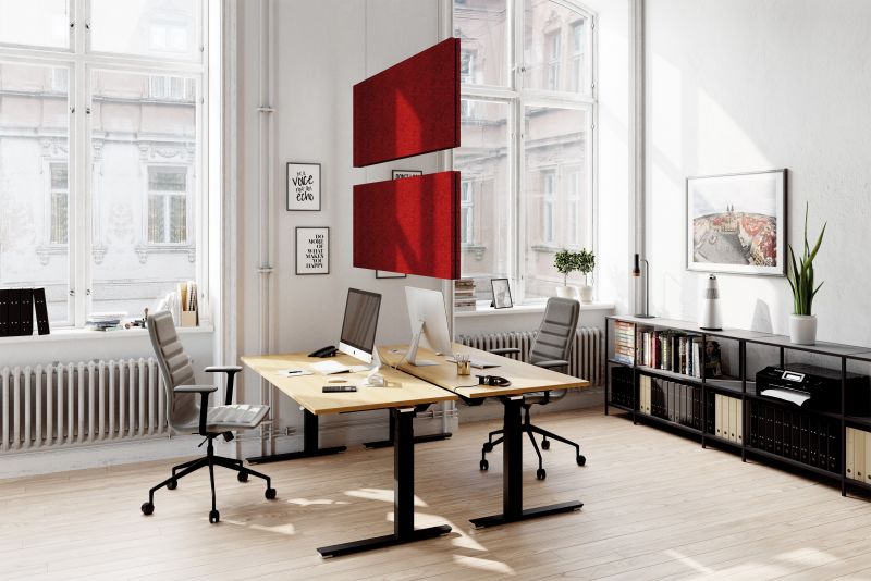 Modernes Büro mit Palmberg Terio Plus Baffel Akustikpaneelen in Rot, vertikal von der Decke abgehängt.